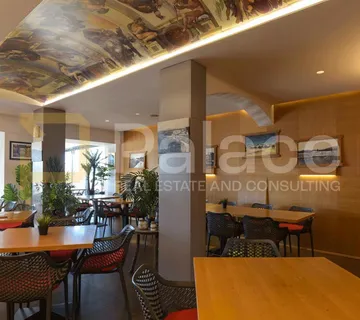 Pirovac, Centar: Restoran s uhodanim poslovanjem i kuća, prvi red do mora - cover