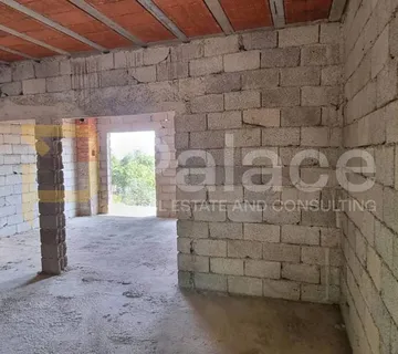 Prilika! Gornji Humac, nedovršena kuća s okućnicom od 1.820 m² - Gornji Humac, Pučišća