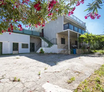 Predivna kuća nedaleko od mora, 284 m2 i dvorište 650 m2 - cover