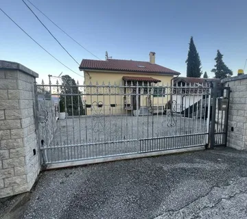 Predivna kuća s tri apartmana u centru grada, 150m od mora, Opatija