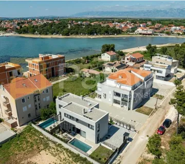Odmah useljiva dvojna villa 60 metara od mora - Privlaka