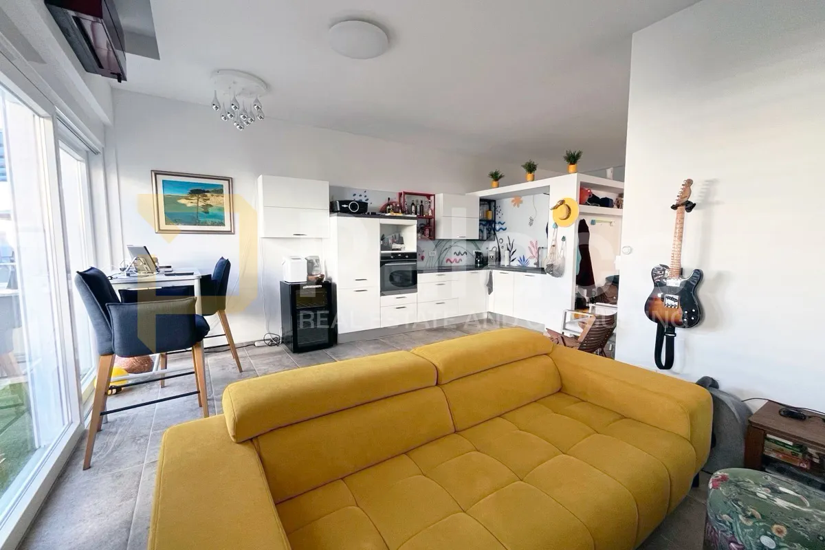 Malinska – Luksuzni dizajnerski stan 60 m² + terasa 100 m², blizu mora - cover