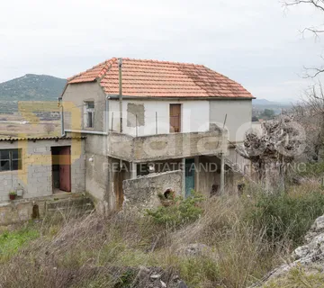 POVOLJNO: Kuća za renovaciju s okućnicom, Pirovac-Kašić 122 m2 - Kašić, Pirovac