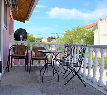 POVOLJNO: Kuća s 2 apartmana blizu mora, Gornji Karin, 126.00 m2 - cover