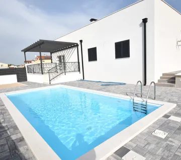 Samostojeća nova kuća s bazenom i dvorištem, Vodice, 319 m2