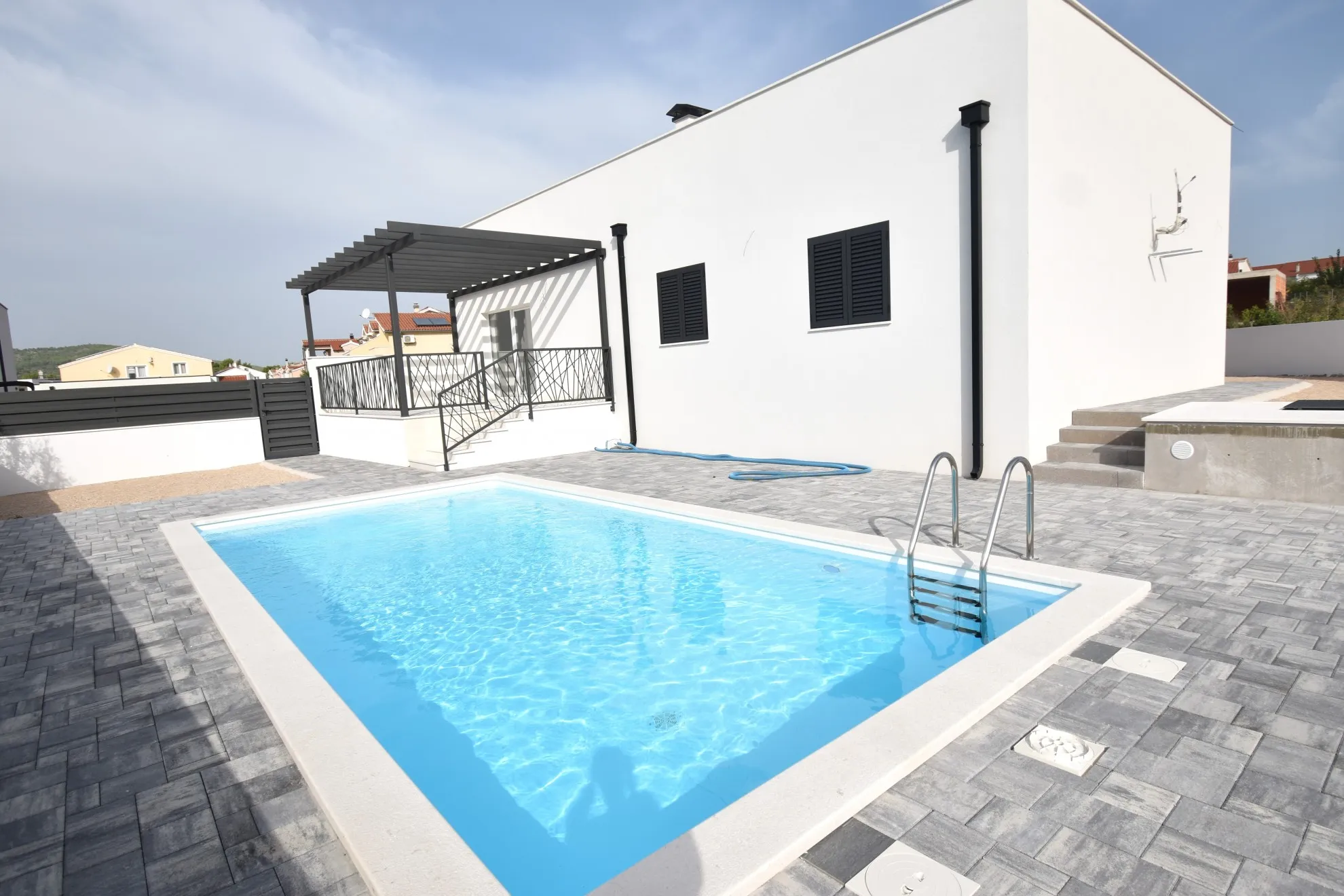 Samostojeća nova kuća s bazenom i dvorištem, Vodice, 319 m2 - cover