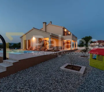 Očaravajuća vila za odmor s pogledom na more - cover