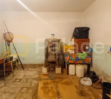 Prostrana kuća u staroj jezgri Kaštel Lukšića, 240 m2 - cover