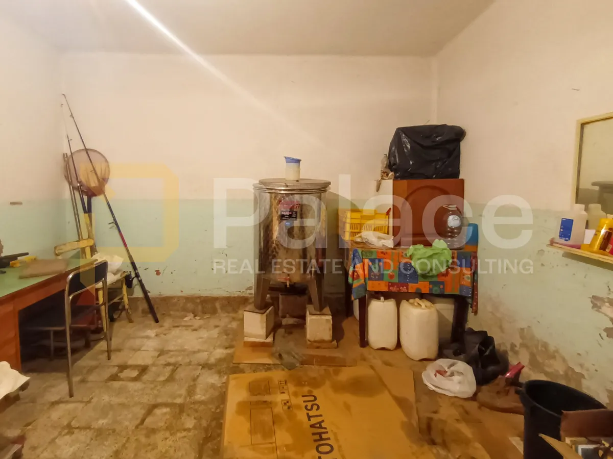 Prostrana kuća u staroj jezgri Kaštel Lukšića, 240 m2 - cover