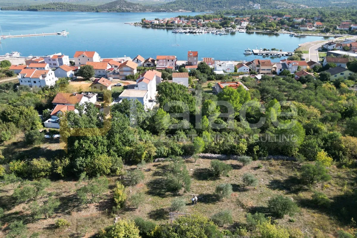 Bilice: Građevinsko zemljište nadomak mora, 3182m2 - cover