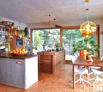 Vila s bazenom i gostinjskom kućom u mirnom dijelu Kostrene - cover