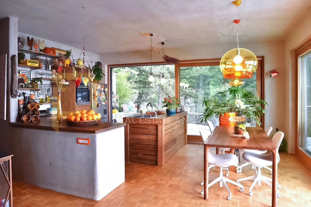 Vila s bazenom i gostinjskom kućom u mirnom dijelu Kostrene - cover