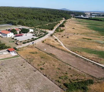 BIOGRAD: Poljoprivredno zemljište s uvjetima gradnje i infrastrukturom - cover