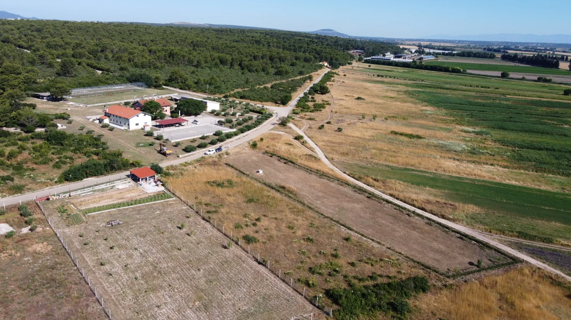 BIOGRAD: Poljoprivredno zemljište s uvjetima gradnje i infrastrukturom - cover