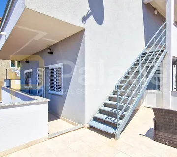 Komforan trosoban stan u kući s pogledom, 2 parkinga, Šibenik 133 m2