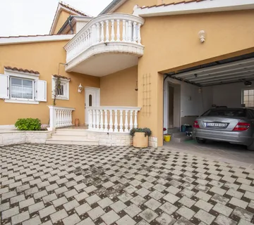 Prekrasna i prostrana kuća katnica s bazenom, Vodice 281 m2