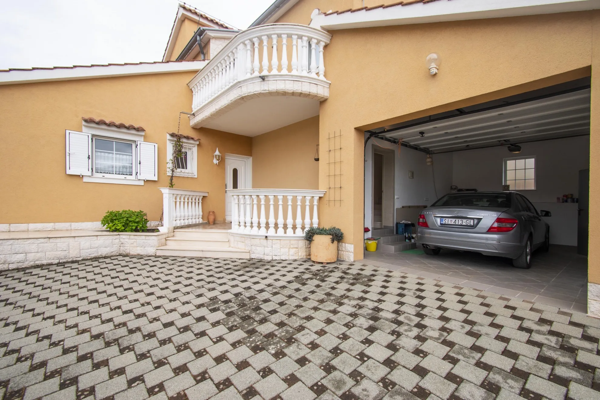 Prekrasna i prostrana kuća katnica s bazenom, Vodice 281 m2 - cover