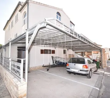 Dva stana u prizemlju kuće s parkingom, Vodice, 107.00 m2