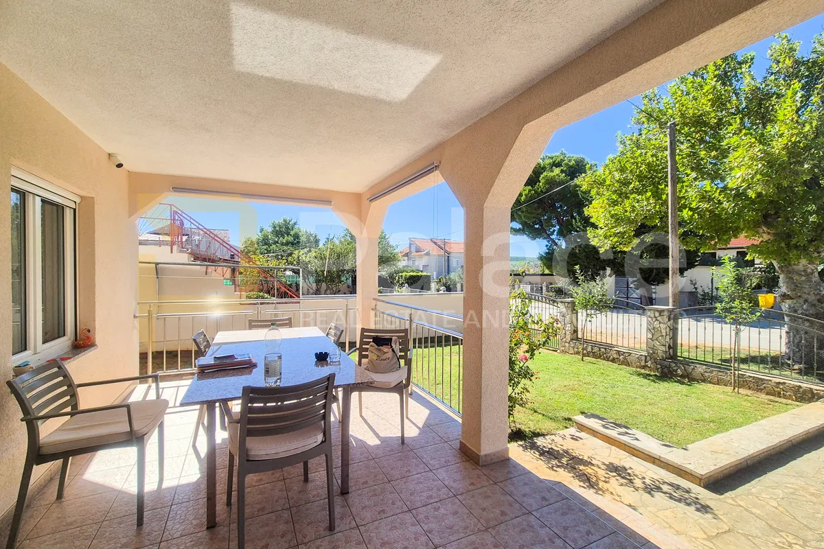 Prekrasna samostojeća kuća s pogledom na more, Gornji Karin 290 m2 - cover