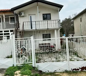 Kuća s 2 apartmana i dvorištem: Gornji Karin, 75.00 m2 (prodaja) - cover