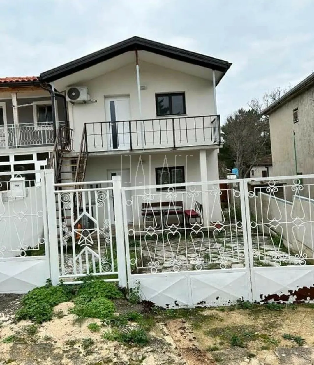 Kuća s 2 apartmana i dvorištem: Gornji Karin, 75.00 m2 (prodaja) - cover