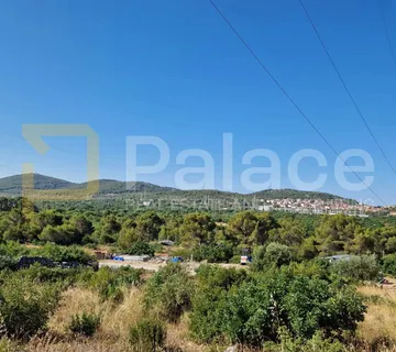 Građevinski teren idealne površine uz 2 pristupna puta, Bilice 1129m2 - Stubalj, Bilice