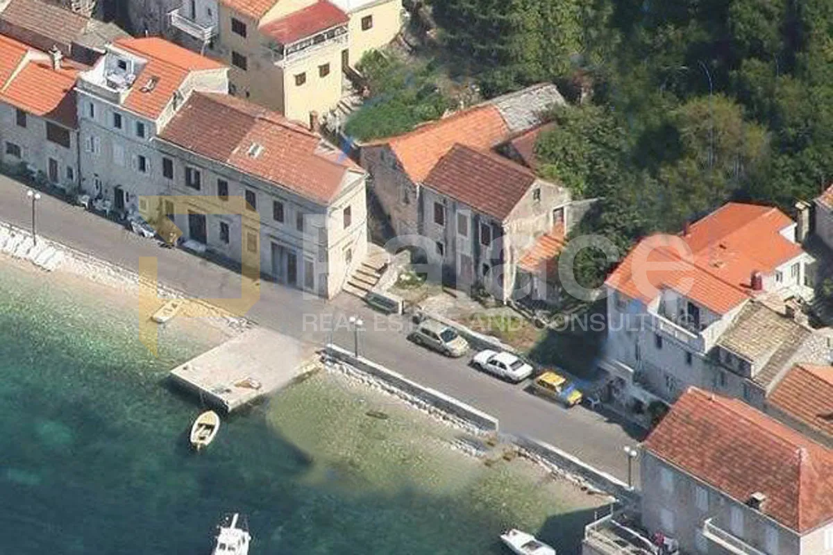 Korčula, Račišće - kamena kuća uz more i velika parcela - cover