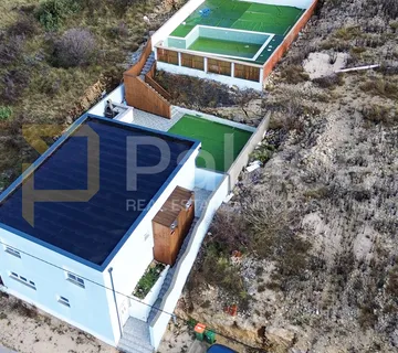 Kuća za odmor s bazenom i velikom okućnicom Perušić Benkovački 200 m2 - cover