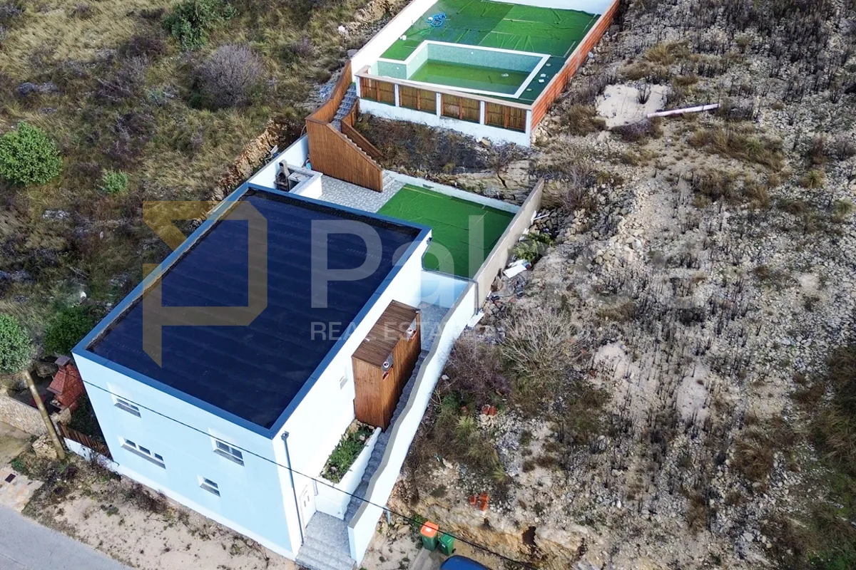 Kuća za odmor s bazenom i velikom okućnicom Perušić Benkovački 200 m2 - cover