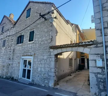 Kamena kuća u centru Tribunja