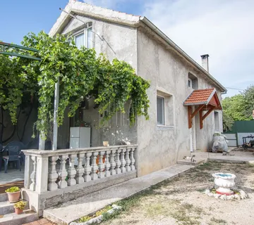 Kuća s potkrovljem i okućnicom u zaleđu Vodica, 300.00 m2 - Čista Mala, Vodice