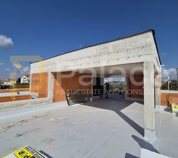Prostrani stan S4 na prvom katu s terasom i bazenom u Vodicama - Vodice