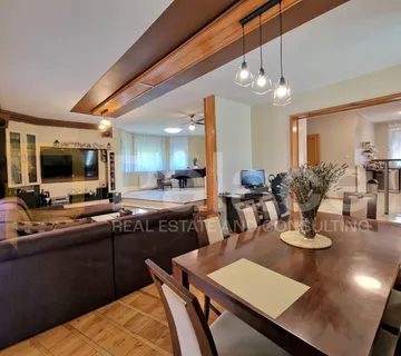 Luksuzna samostojeća kuća s bazenom, 216,30 m2, Jug 2 - cover