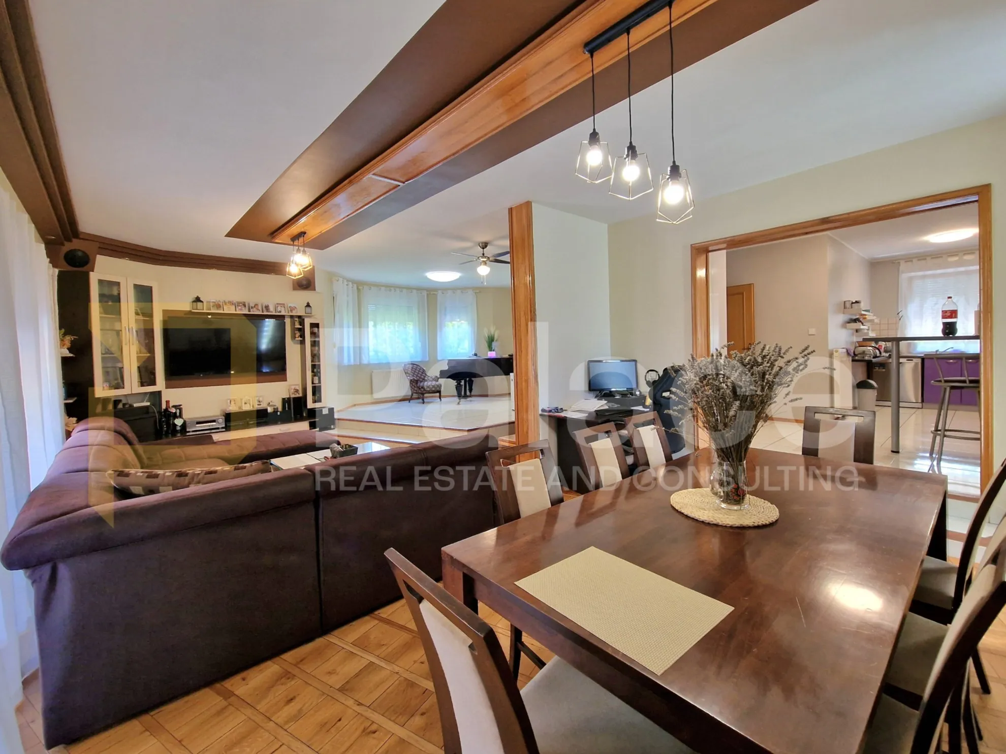 Luksuzna samostojeća kuća s bazenom, 216,30 m2, Jug 2 - cover