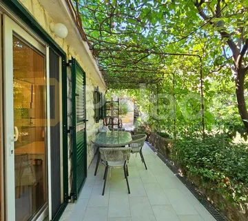 Šarmantna kuća s mediteranskim vrtom, 100 m od mora, pogled i parking - Okrug Gornji, Okrug