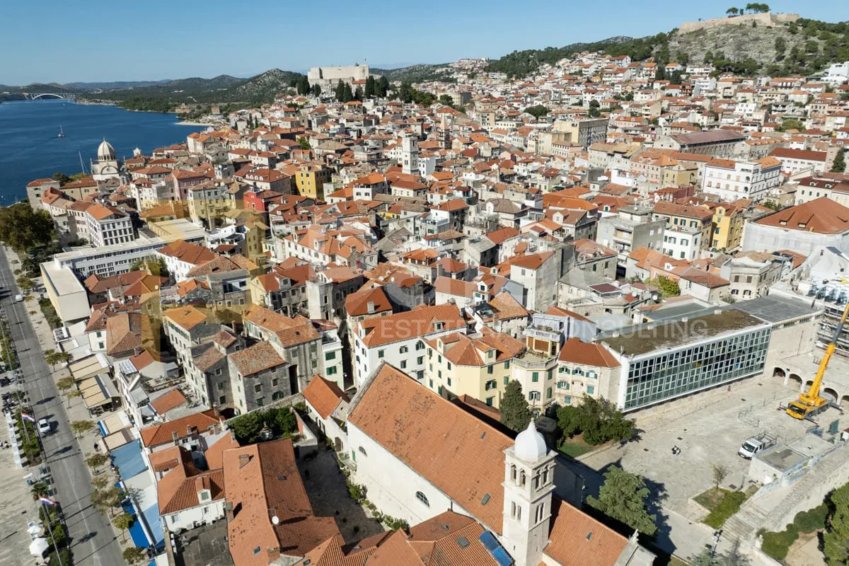 Rijetkost na tržištu, kompletno renovirana kuća u samom centru grada - cover