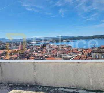 Kamena kuća na više etaža s terasom s pogledom na more i grad, 80 m2 - Šibenik