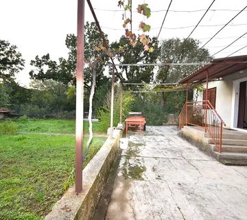 Samostojeća prizemnica s velikim vrtom, predgrađe Šibenika, 128 m2 - cover