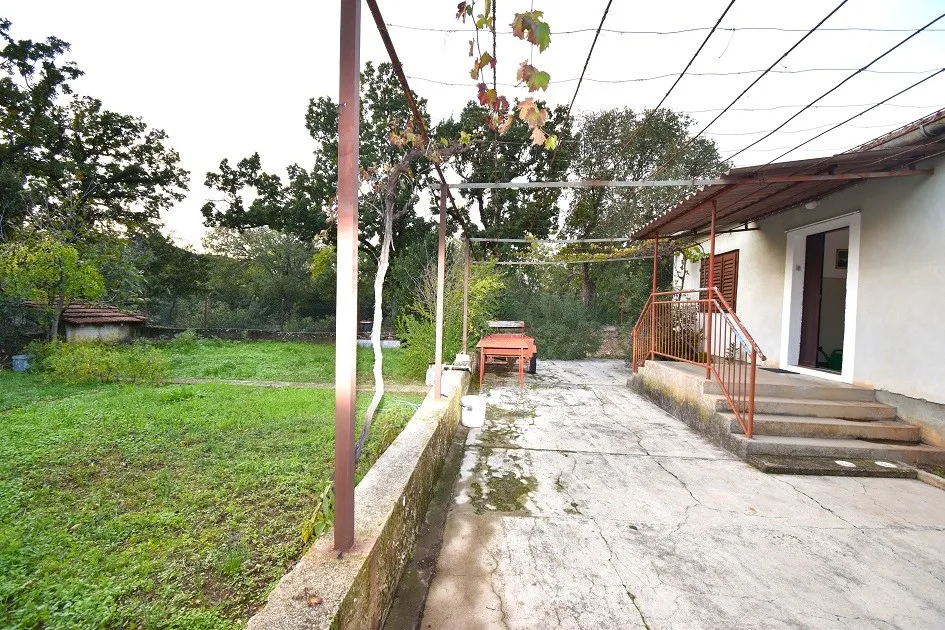 Samostojeća prizemnica s velikim vrtom, predgrađe Šibenika, 128 m2 - cover