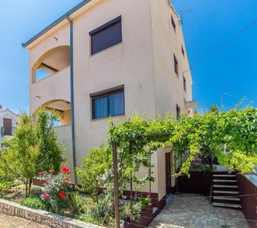 OKRUG GORNJI: Kuća s apartmanima na prodaju - cover