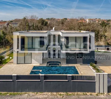 Premium vila blizu mora s vrhunskom opremom,pametnim sustavom, bazenom - Ližnjan