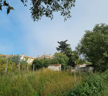 Zemljište 933m2 sa starinom, priključak za struju i vodu, Valtura - cover