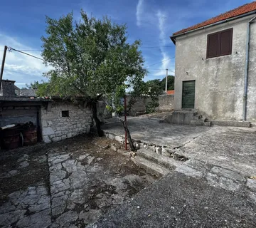 Imanje s velikim potencijalom, Vadalj, 216 m2 + 1270 m2 zemljišta - Vadalj, Primošten