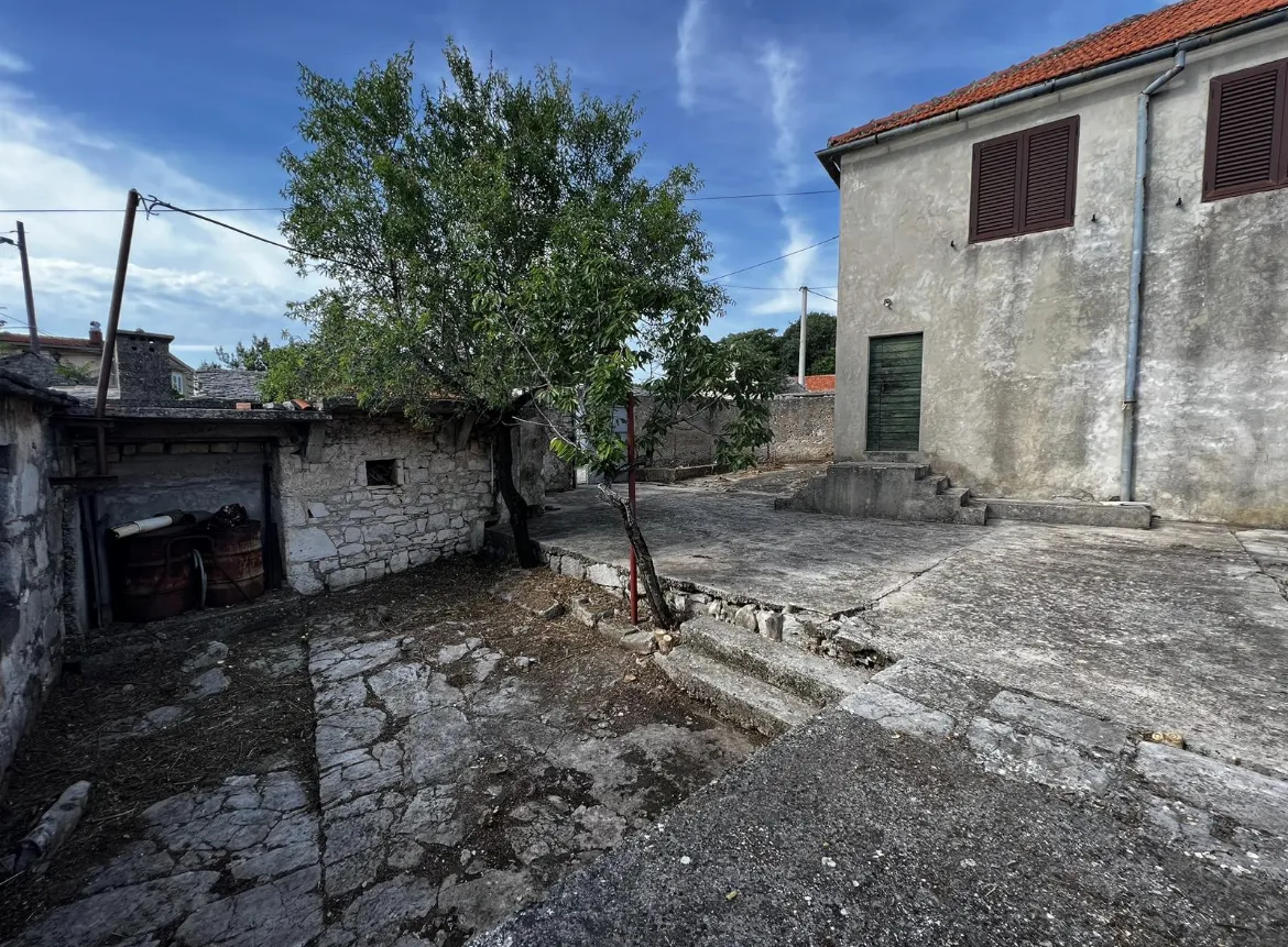 Imanje s velikim potencijalom, Vadalj, 216 m2 + 1270 m2 zemljišta - cover