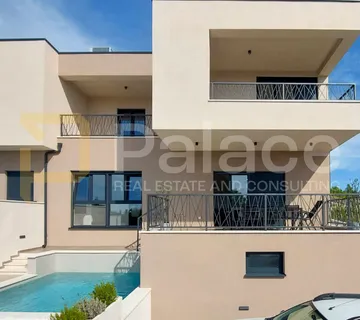 Luksuzan dvoetažni stan u dvojnom objektu s bazenom 240m2 - Vodice