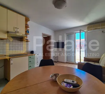Stan u centru Pirovca s pogledom na more, 47 m2 - Pirovac