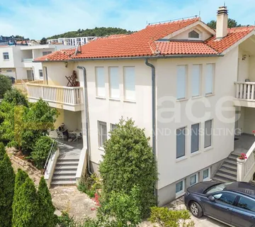 Obiteljska kuća s apartmanima i mediteranskim vrtom – Vodice - cover