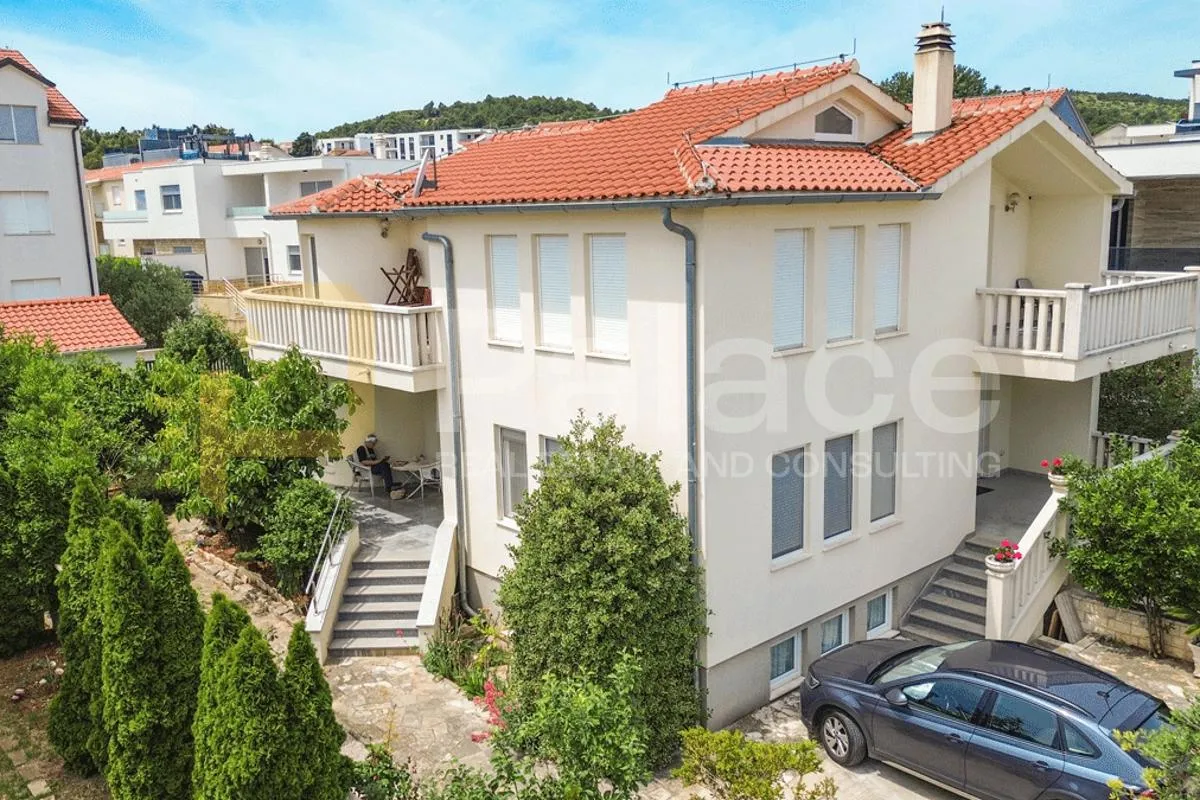 Obiteljska kuća s apartmanima i mediteranskim vrtom – Vodice - cover