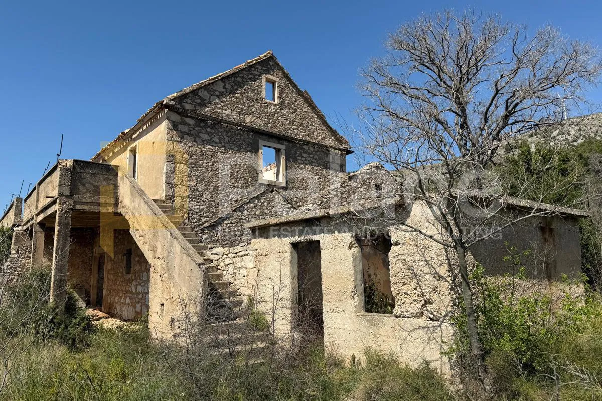 Kamena dvojna kuća na velikoj parceli, 6632 m2 - cover