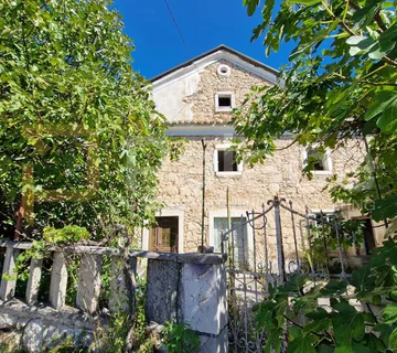 Predivna kamena kuća s okućnicom i pogledom, Križišće, 250 m² - cover